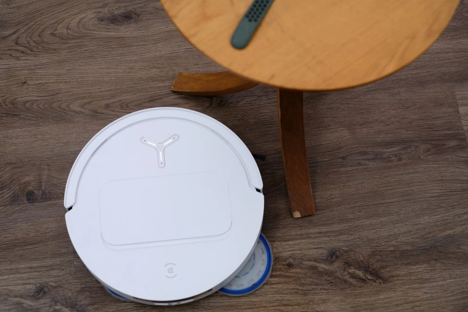 Điểm khác biệt so với mẫu T30 trước đây là ngoài xòe giẻ lau, T50 còn có thể xòe chổi cạnh hút bụi khi đến sát các góc, cạnh tường. Tính năng này giúp robot quét được bụi ở những vị trí khó trước khi hút vào máy.