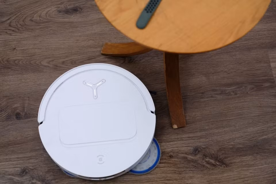 Điểm khác biệt so với mẫu T30 trước đây là ngoài xòe giẻ lau, T50 còn có thể xòe chổi cạnh hút bụi khi đến sát các góc, cạnh tường. Tính năng này giúp robot quét được bụi ở những vị trí khó trước khi hút vào máy.