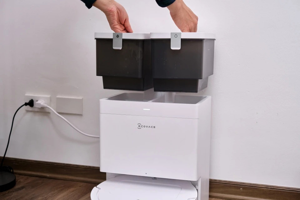 Bình chứa nước sạch và bẩn ở trạm chính đều có dung tích 4 L. Trong thực tế sử dụng với nhà có diện tích 91 m2, diện tích làm sạch 35 m2, robot có thể hoạt động 3 ngày mới cần thêm nước và đổ nước bẩn.