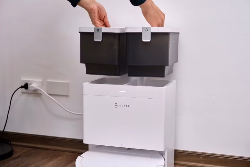Bình chứa nước sạch và bẩn ở trạm chính đều có dung tích 4 L. Trong thực tế sử dụng với nhà có diện tích 91 m2, diện tích làm sạch 35 m2, robot có thể hoạt động 3 ngày mới cần thêm nước và đổ nước bẩn.