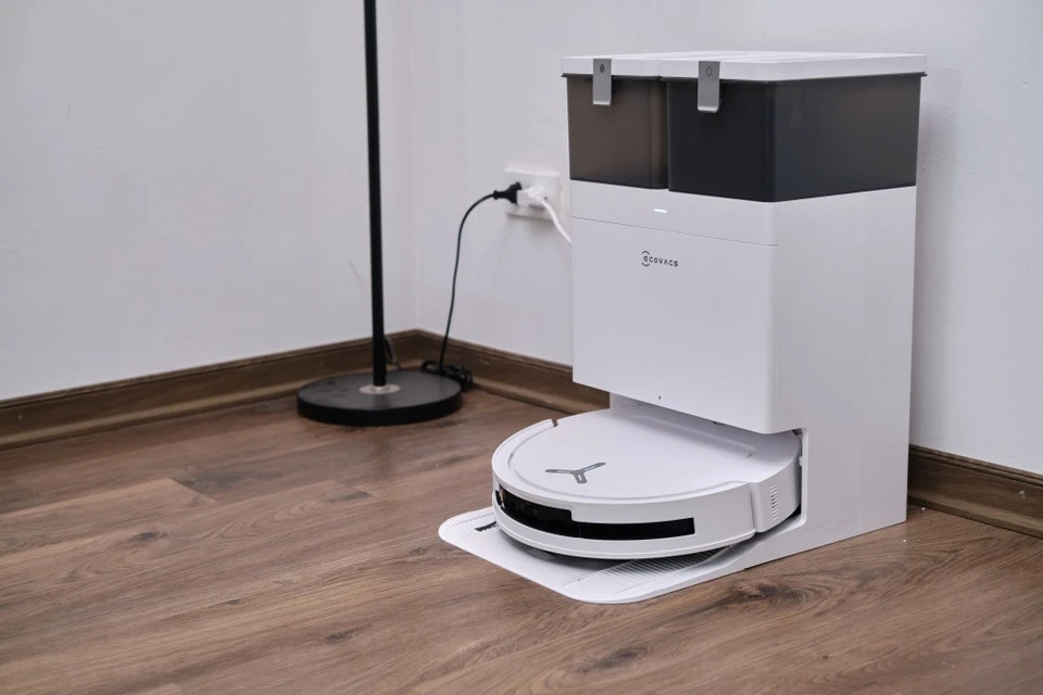 Là mẫu robot ở dòng cận cao cấp, T50 có đủ các tính năng làm sạch và tự vệ sinh. Máy có lực hút bụi tối đa 15.000 Pa, lau nhà bằng nước, tự hút bụi vào túi rác, tự giặt giẻ lau bằng nước nóng 70 độ C và sấy khô giẻ bằng khí nóng.