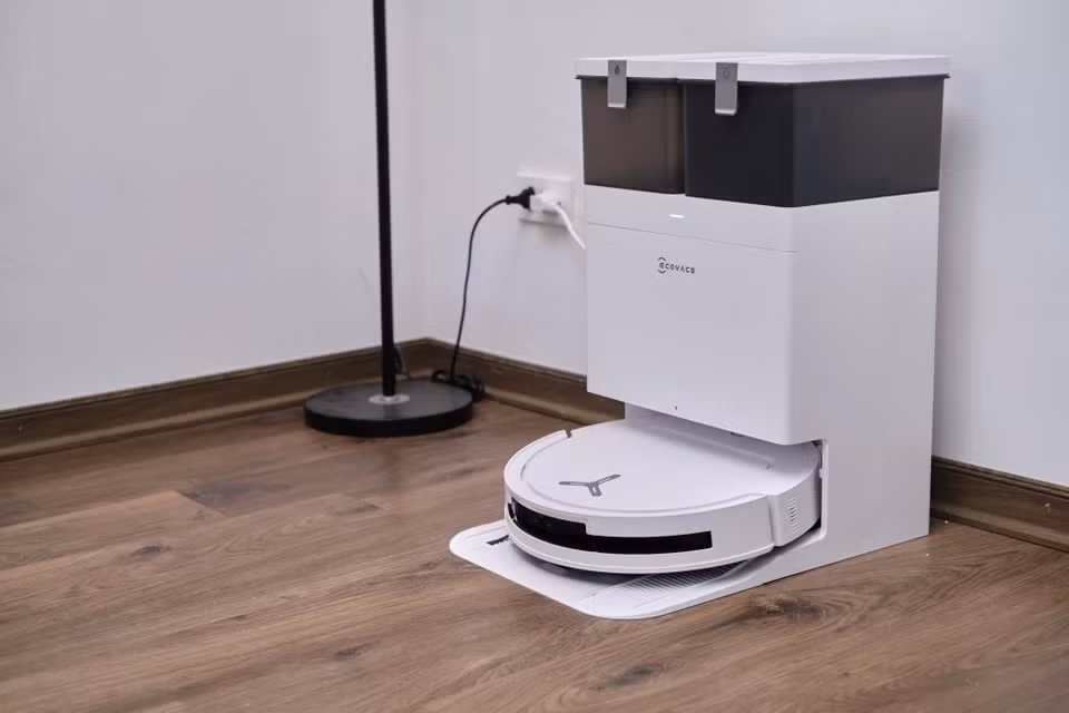 Là mẫu robot ở dòng cận cao cấp, T50 có đủ các tính năng làm sạch và tự vệ sinh. Máy có lực hút bụi tối đa 15.000 Pa, lau nhà bằng nước, tự hút bụi vào túi rác, tự giặt giẻ lau bằng nước nóng 70 độ C và sấy khô giẻ bằng khí nóng.