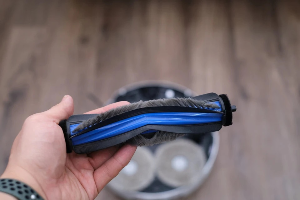 Phần chổi chính của robot vẫn sử dụng chất liệu cao su kết hợp lông bàn chải. Ở hộp chứa bụi bên trong robot có các răng lược, giúp giảm tình trạng bám tóc vào các kẽ lông hoặc hai đầu chổi hút bụi, giúp người dùng giảm số lần phải tự vệ sinh chổi.