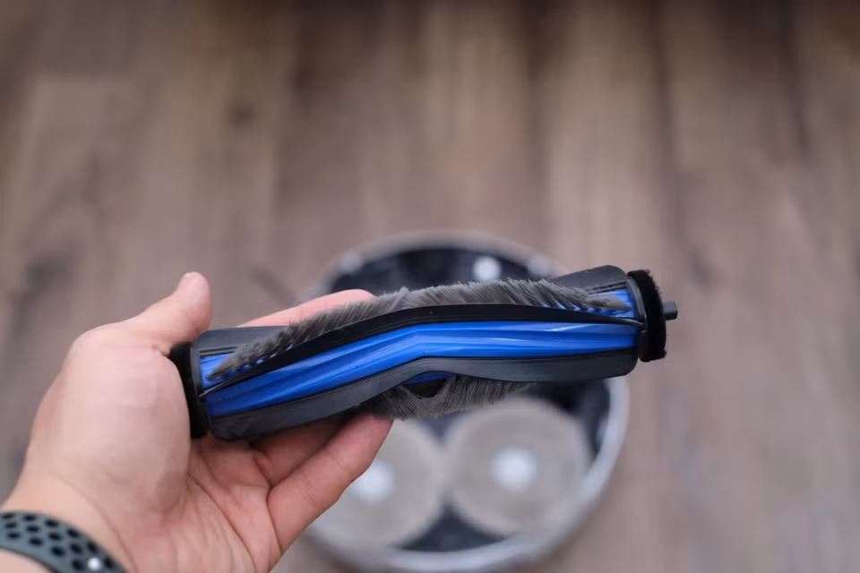 Phần chổi chính của robot vẫn sử dụng chất liệu cao su kết hợp lông bàn chải. Ở hộp chứa bụi bên trong robot có các răng lược, giúp giảm tình trạng bám tóc vào các kẽ lông hoặc hai đầu chổi hút bụi, giúp người dùng giảm số lần phải tự vệ sinh chổi.