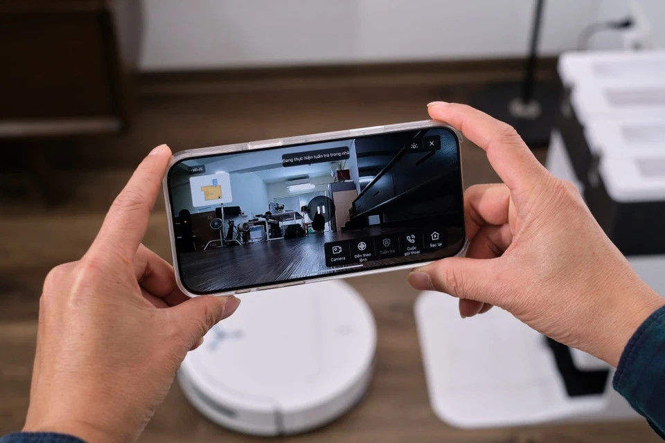 T50 cũng được trang bị camera, có thể dùng để theo dõi quá trình làm sạch, hoặc cho robot đi tới vị trí cần kiểm tra lại trong nhà. Người dùng cũng có thể chọn tính năng đàm thoại để nói chuyện với người nhà khi cần.