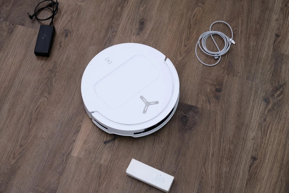 Cụm camera và cảm biến đo khoảng cách bằng laser (LDS) ở T50 Pro nằm ngay phía trước mặt, giúp quét hình ảnh, vật cản tốt. Trong một số trường hợp như khi đi giữa các chân ghế, thiết kế hình tròn còn giúp robot T50 di chuyển dễ hơn là hình vuông như các mẫu dòng X.