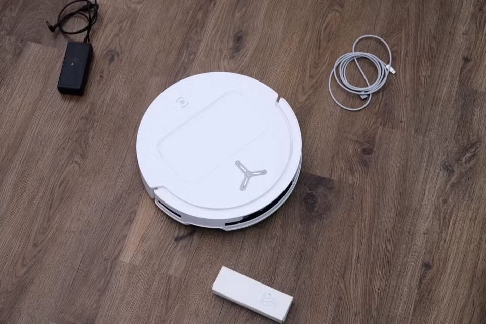 Cụm camera và cảm biến đo khoảng cách bằng laser (LDS) ở T50 Pro nằm ngay phía trước mặt, giúp quét hình ảnh, vật cản tốt. Trong một số trường hợp như khi đi giữa các chân ghế, thiết kế hình tròn còn giúp robot T50 di chuyển dễ hơn là hình vuông như các mẫu dòng X.