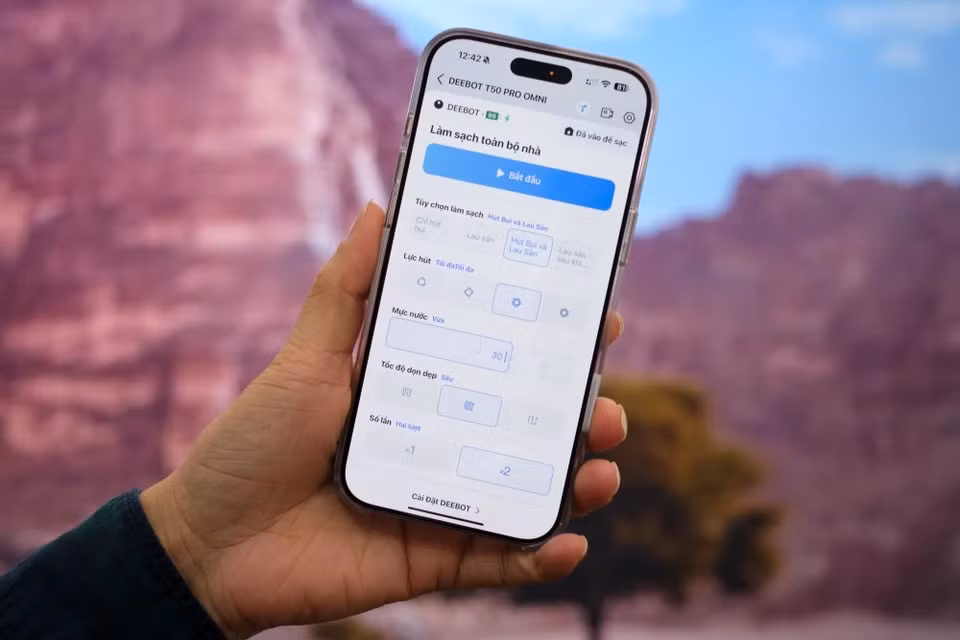 Ứng dụng Ecovacs trên smartphone vẫn có các tính năng quen thuộc như lập bản đồ, lên lịch và quy trình hút, lau. Mẫu T50 Pro cũng được trang bị trợ lý Yiko, có thể ra lệnh dọn dẹp bằng giọng nói.