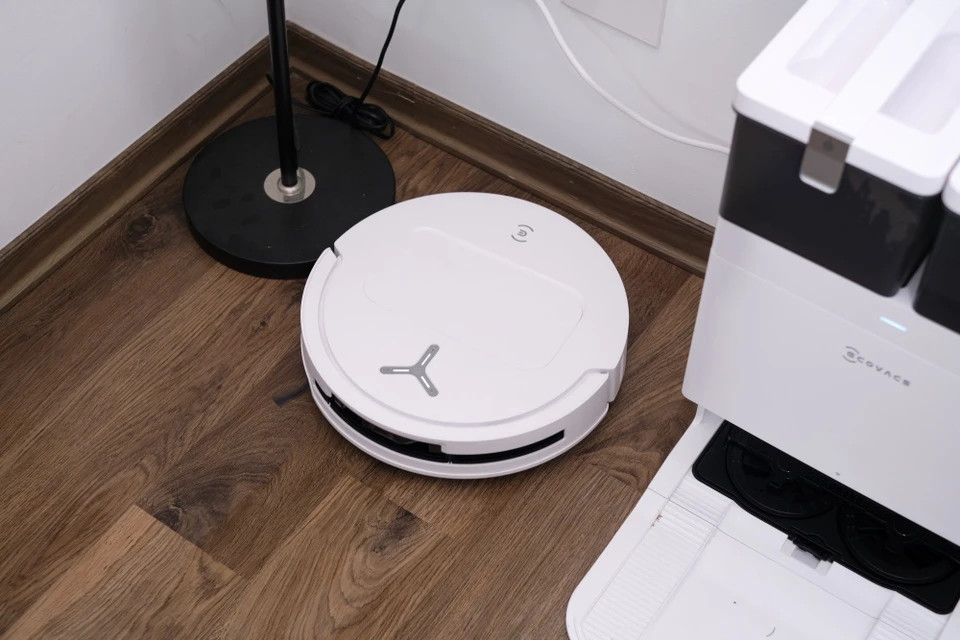 Được bán với giá 18 triệu đồng, T50 Pro cạnh tranh trực tiếp với Dreame L20 Ultra hoặc Roborock Q Revo MaxV. Các sản phẩm có bộ tính năng và thông số khá tương đồng, nhưng robot của Ecovacs có lợi thế về thiết kế mỏng. Ảnh: Minh Khôi/TCTT