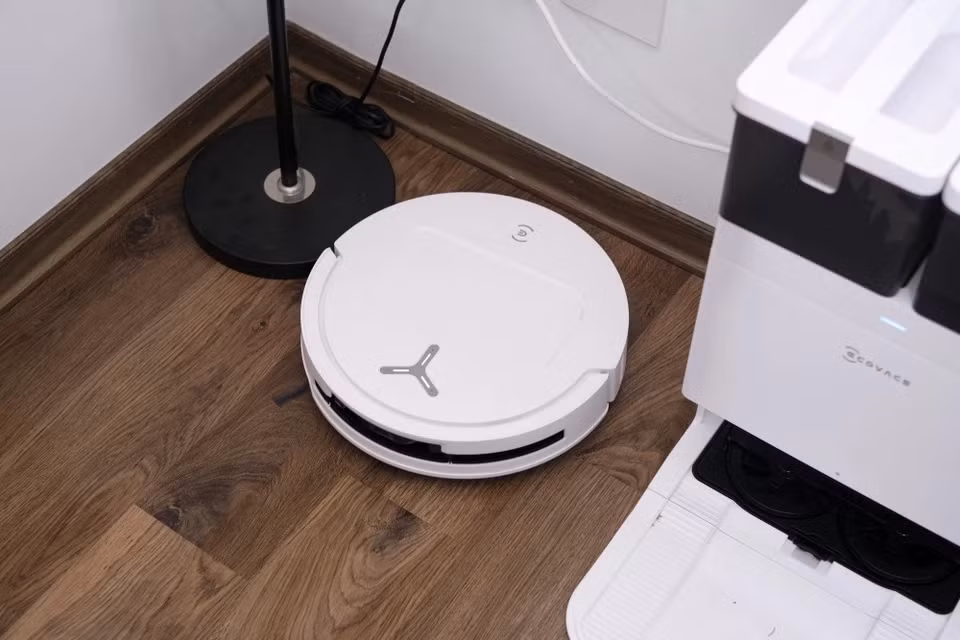 Được bán với giá 18 triệu đồng, T50 Pro cạnh tranh trực tiếp với Dreame L20 Ultra hoặc Roborock Q Revo MaxV. Các sản phẩm có bộ tính năng và thông số khá tương đồng, nhưng robot của Ecovacs có lợi thế về thiết kế mỏng. Ảnh: Minh Khôi/TCTT