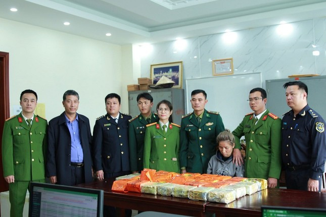 Vua nhap canh, nguoi phu nu Lao bi bat cung 30kg ma tuy da