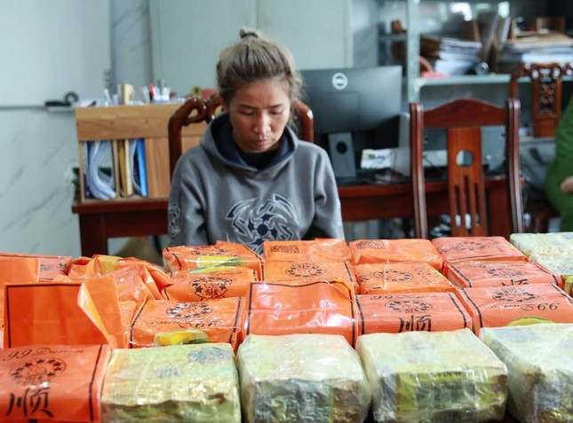 Vua nhap canh, nguoi phu nu Lao bi bat cung 30kg ma tuy da-Hinh-2