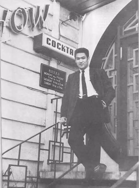 Tiểu Long đã trở lại khu người Trung Quốc ở San Francisco sống với một người bạn cũ của cha mình và làm việc trong các cộng đồng người Trung Quốc. Tiểu Long ở lối vào một nhà hàng nơi ông làm một bồi bàn.