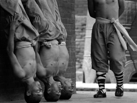 Trồng cây chuối tiếp đất bằng đầu. Đây có vẻ cũng là phương pháp luyện thiết đầu công.