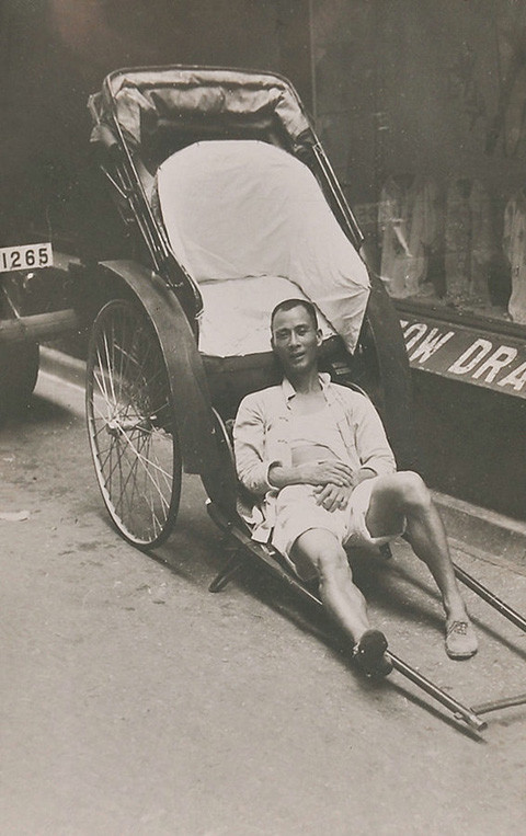 Một người kéo xe tay ở Hong Kong. Phương tiện này là một đặc trưng của các đô thị Trung Quốc hồi những năm 1930.