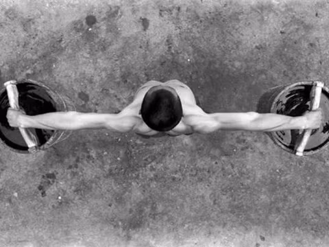 Hai tay giang ngang xách 2 thùng nước đầy. Đã có thời việc gánh nước trẻ củi là một trong những yêu cầu bắt buộc trước khi môn sinh được học võ trong chùa Thiếu Lâm. Người ta giải thích rằng qua 2 việc đó, các đệ tử Thiếu Lâm phát triển được cơ bắp và thể lực để làm tiền đề cho việc tập võ.