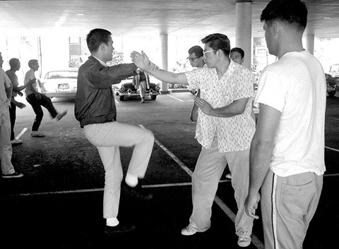 Sang năm 1961, Lý Tiểu Long trở thành sinh viên của Đại học Washington nơi ông nghiên cứu Triết học. Tại đây ông có dạy võ cho một số bạn học. Trong ảnh là Lý Tiểu Long dạy võ trong nhà để xe của trường.