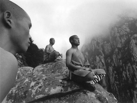 Ngồi thiền. Xuất phát từ cửa phật, các võ tăng Thiếu Lâm ngoài việc rèn luyện võ nghệ còn phải nghiên cứu Phật pháp và trái lại, qua thiền học mà phát huy võ thuật.