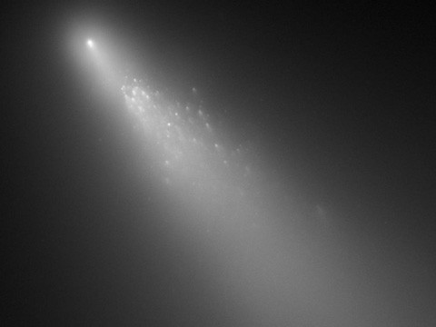 Năm 1883 hàng trăm mảnh vỡ từ một sao chổi đã suýt lao vào Trái Đất. Chúng chỉ cách bề mặt địa cầu 400 dặm. Các nhà thiên văn học đã nhìn thấy sao chổi có tên Jose Bonilla đã nổ tung ở phía trước của mặt trời và những mảnh vỡ lao về hướng Trái Đất. Rất may chúng đã không đâm vào hành tinh của chúng ta nếu không đó sẽ có một thảm họa.