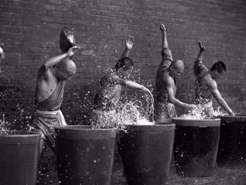 Các nhà sư luyện chưởng pháp trên lu nước.