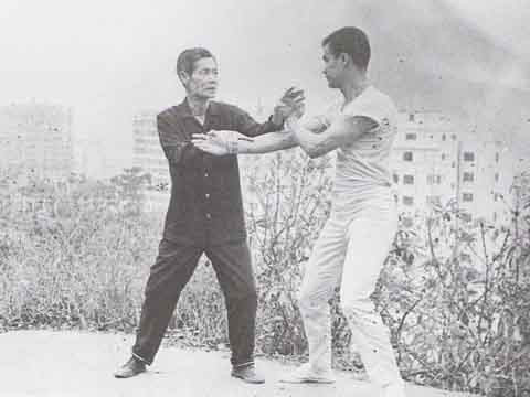 Lý Tiểu Long tập võ cùng với cha mình - ông Lý Hải Tuyền.