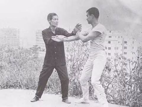 Lý Tiểu Long tập võ cùng với cha mình - ông Lý Hải Tuyền.