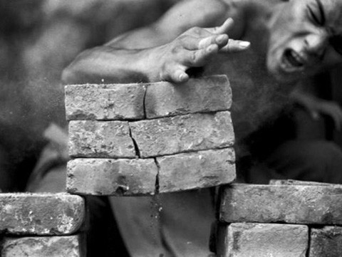 Một nhà sư biểu diễn sức công phá với tay không chặt gãy 3 viên gạch.