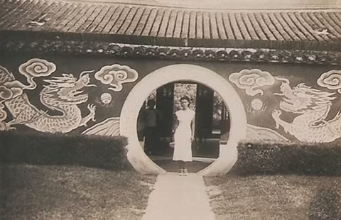 Có vẻ đây là một tiểu thư tân thời. Hình ảnh được chụp ở Nam Kinh.