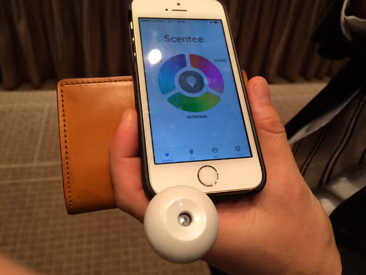 Ứng dụng di động biết tạo ra mùi hương. Scentee là một ứng dụng phát triển tại Nhật, có khả năng phát ra nhiều mùi hương dựa theo những hành động của người dùng. Để dùng được tính năng này, ngoài việc download ứng dụng trên Store, người dùng còn phải mua một thiết bị đi kèm có giá khoảng 0,8 triệu đồng để tận hưởng tính năng dễ thương này.