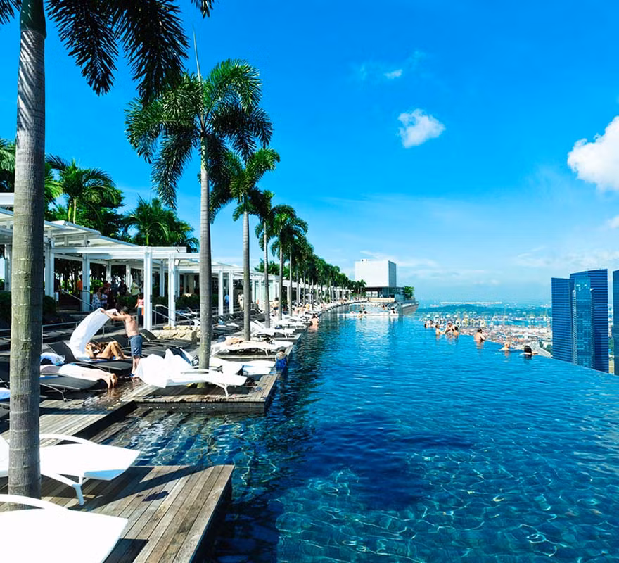 Giá một đêm ở đây lên đến 17.000 USD. Ngay cả những phòng ít tốn kém nhất trong Marina Bay Sands cũng trị giá 900 USD/đêm.
