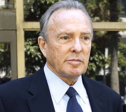  Donald Bren: Doanh nhân người Mỹ này là người đứng đầu công ty đầu tư bất động sản Irvine lớn nhất nước Mỹ. Ông sở hữu 14 tỷ USD với những “bước đi thần kỳ” trong việc làm tăng vọt lợi nhuận đầu tư bất động sản cho công ty của ông.