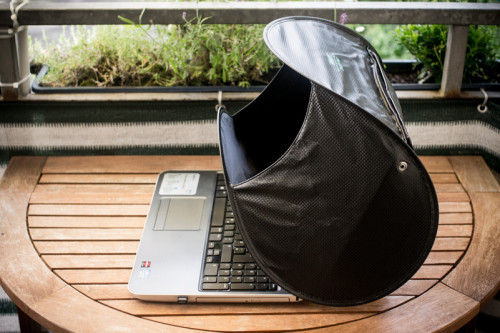 Mũ chống lóa dành cho laptop là một giải pháp hữu hiệu cho phép trải nghiệm hoàn hảo việc sử dụng laptop ngoài trời. Với những thiết kế rất thời trang và ấn tượng, những chiếc mũ này cũng giúp bảo vệ sự riêng tư của người dùng nếu ngồi ở khoảng cách đủ gần với màn hình.