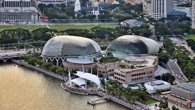 Nhà hát Esplanade (Singapore): Kết cấu theo hình hai mái vòm uốn cong độc đáo không giống bất cứ nơi đâu trên thế giới, Esplanade hàng năm luôn tổ chức 14 lễ hội và 20 cuộc trình diễn.