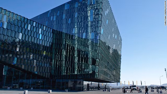 Harpa (Iceland): Thiết kế là hình ảnh tượng trưng cho Iceland. Nằm trên ranh giới giữa đất và biển, tòa nhà là một tác phẩm điêu khắc lấp lánh phản chiếu cả bầu trời và bến cảng, cũng như cuộc sống sôi động của thành phố.