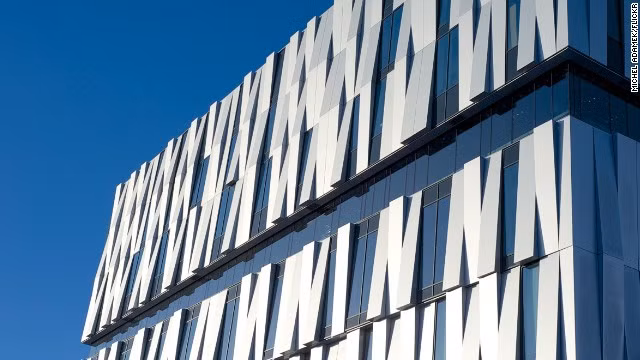 Nhà hát Uppsala Konsert Kongress (Thụy Điển): Hội trường chính cung cấp 1.140 chỗ ngồi. Có ba phòng triển lãm, một phòng tiệc, một quán cà phê, một không gian nghệ thuật và một phòng hòa nhạc. Tòa nhà luôn được trao những giải thưởng danh giá về nghệ thuật.