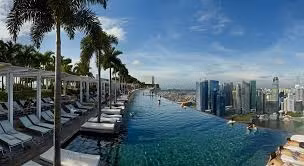 Công viên bầu trời Marina Bay Sands cũng bao gồm một số vườn thực vật, một phòng điều hành, hộp đêm và nhà hàng xa hoa quy tụ các đầu bếp nổi tiếng.