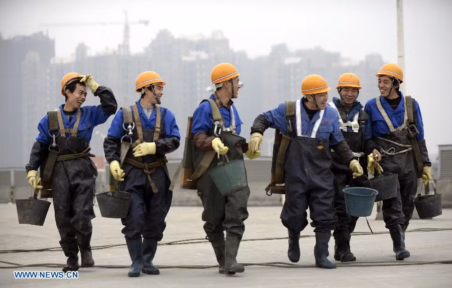 ... Và những nụ cười hiếm hoi sau giờ làm việc căng thẳng, mệt nhọc.