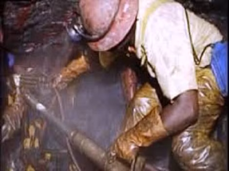 Nguy hiểm luôn rình rập những người thợ mỏ vì sự độc hại và thiếu an toàn lao động.