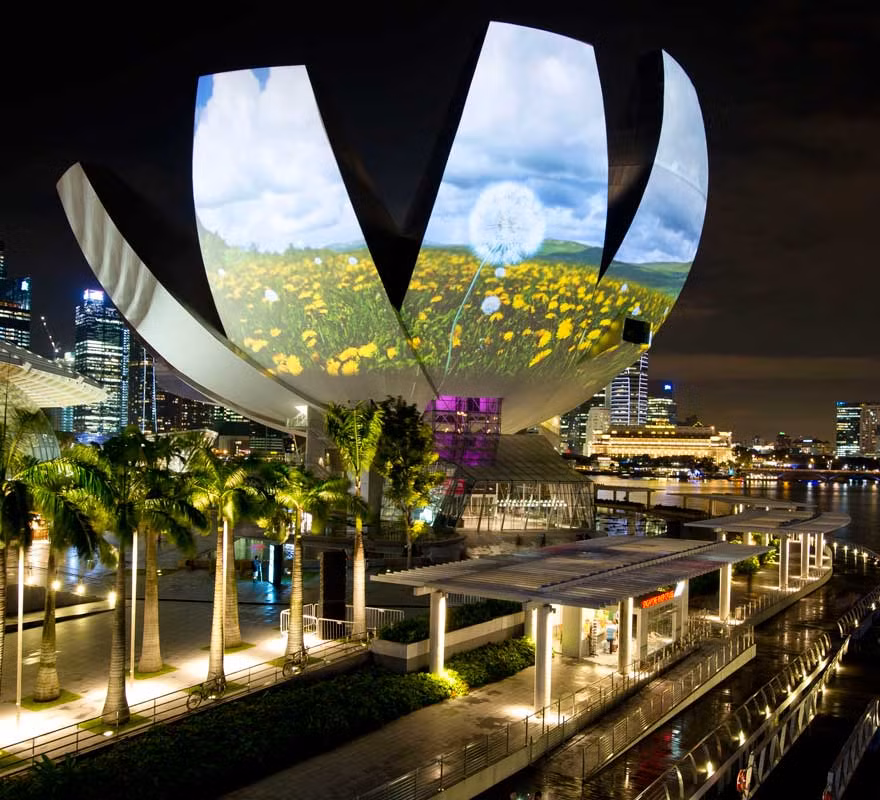 Một sự hấp dẫn khác tại Marina Bay Sands là bảo tàng ArtScience, nơi trưng bày sự sáng tạo trong các lĩnh vực nghệ thuật, khoa học, thiết kế, truyền thông, kiến trúc và công nghệ. Mái nhà lớn của bảo tàng được xây dựng giống hình một bông hoa sen cầu kỳ với một thác nước tráng lệ.