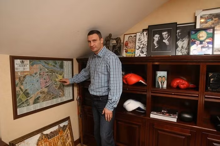 Một góc phòng làm việc và sưu tập ảnh ưa thích của ông.