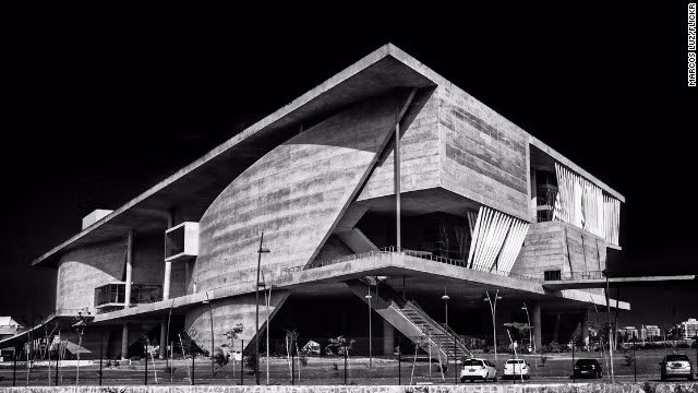 Cidade das Artes (Brazil): Cidade das Artes là công trình nghệ thuật đặc sắc nằm giữa trung tâm Rio de Janeiro, Brazil. Du khách có thể chiêm ngưỡng cảnh quan của toàn thành phố từ trên các tầng của tòa nhà.