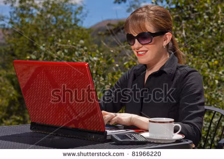 Kính râm là một vật dụng khá nhỏ gọn, dễ mang theo bên mình. Với tác dụng hạn chế bớt ánh sáng của mình, chiếc kính râm sẽ là bạn đồng hành, giúp hình ảnh trên màn hình laptop trở nên dễ nhìn hơn dưới ánh nắng mặt trời.