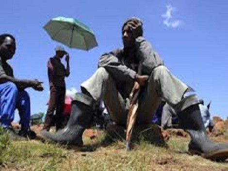 Giây phút nghỉ ngơi hiếm hoi và mệt mỏi của những người thợ khai thác vàng.