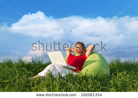 Nếu không phải thời gian mặt trời đứng bóng, bạn cũng có thể ngồi quay lưng lại với ánh mặt trời để hạn chế màn hình bị lóa.