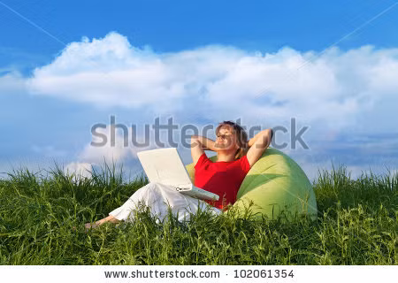 Nếu không phải thời gian mặt trời đứng bóng, bạn cũng có thể ngồi quay lưng lại với ánh mặt trời để hạn chế màn hình bị lóa.