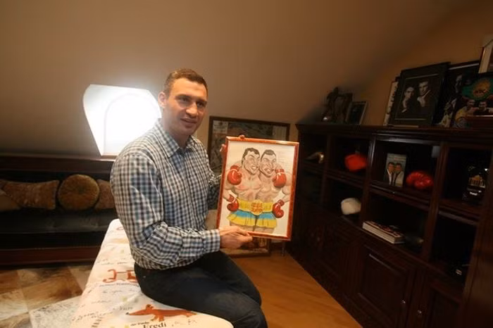 Ít người biết rằng ông từng là một võ sĩ quyền Anh chuyên nghiệp và là đương kim vô địch hạng nặng của nhiều giải quyền Anh quốc tế.