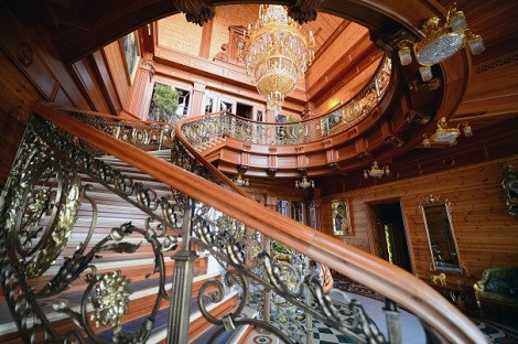 Một góc cầu thang uốn lượn cầu kì của dinh thự Tổng thống Yanukovych.