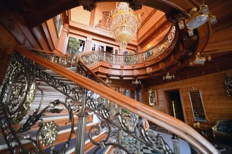 Một góc cầu thang uốn lượn cầu kì của dinh thự Tổng thống Yanukovych.