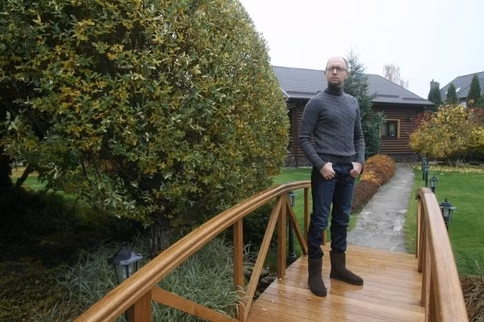 Biệt thự của ông được bảo vệ bởi rất nhiều vệ sĩ xung quanh.