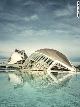 El Palau de les Arts Reina Sofía (Tây Ban Nha): Nhà hát được mệnh danh là thành phố nghệ thuật và khoa học của Tây Ban Nha. Đó chính là lâu đài nghệ thuật mất 10 năm ròng rã để xây dựng. Toàn bộ dự án này ngốn hết 165 triệu USD. Điều đặc biệt là vỏ thép bao bọc tòa nhà nặng hơn 3.000 tấn.